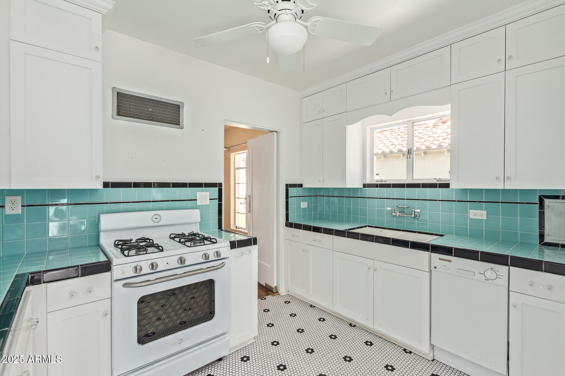 509 West Coronado Road Phoenix, AZ 85003 - Photo 9 of 26 0011-09 - Coronado