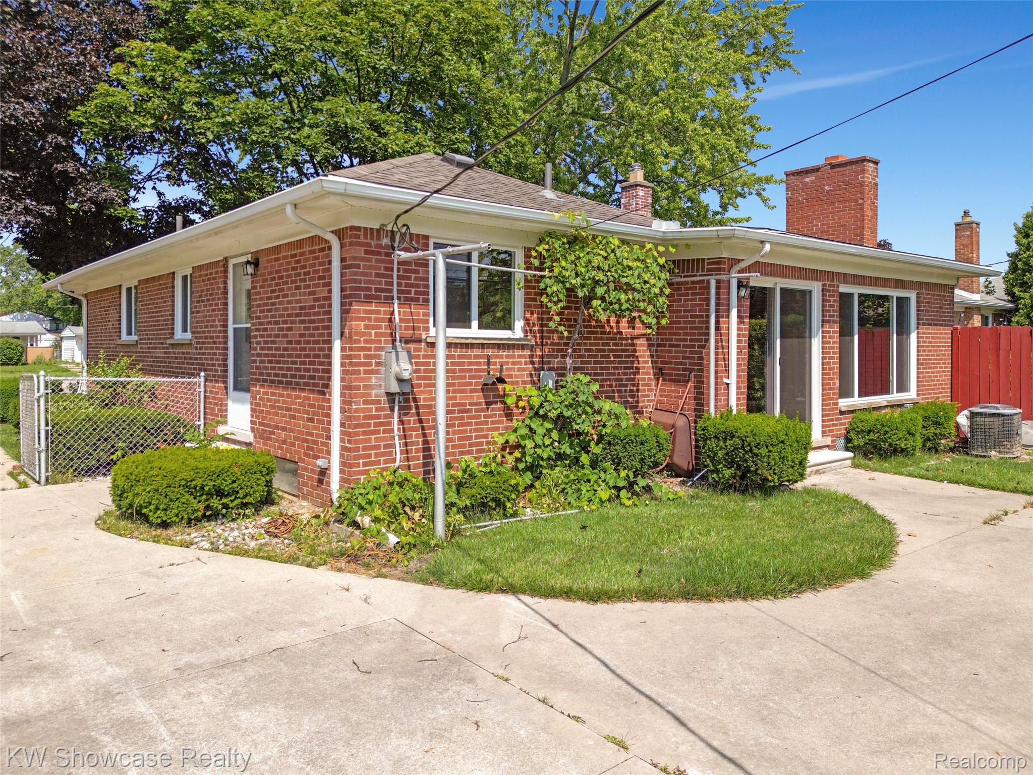 8936 Merriman Road Livonia, MI 48150 - Photo 7 of 49 DJI_0077.jpg