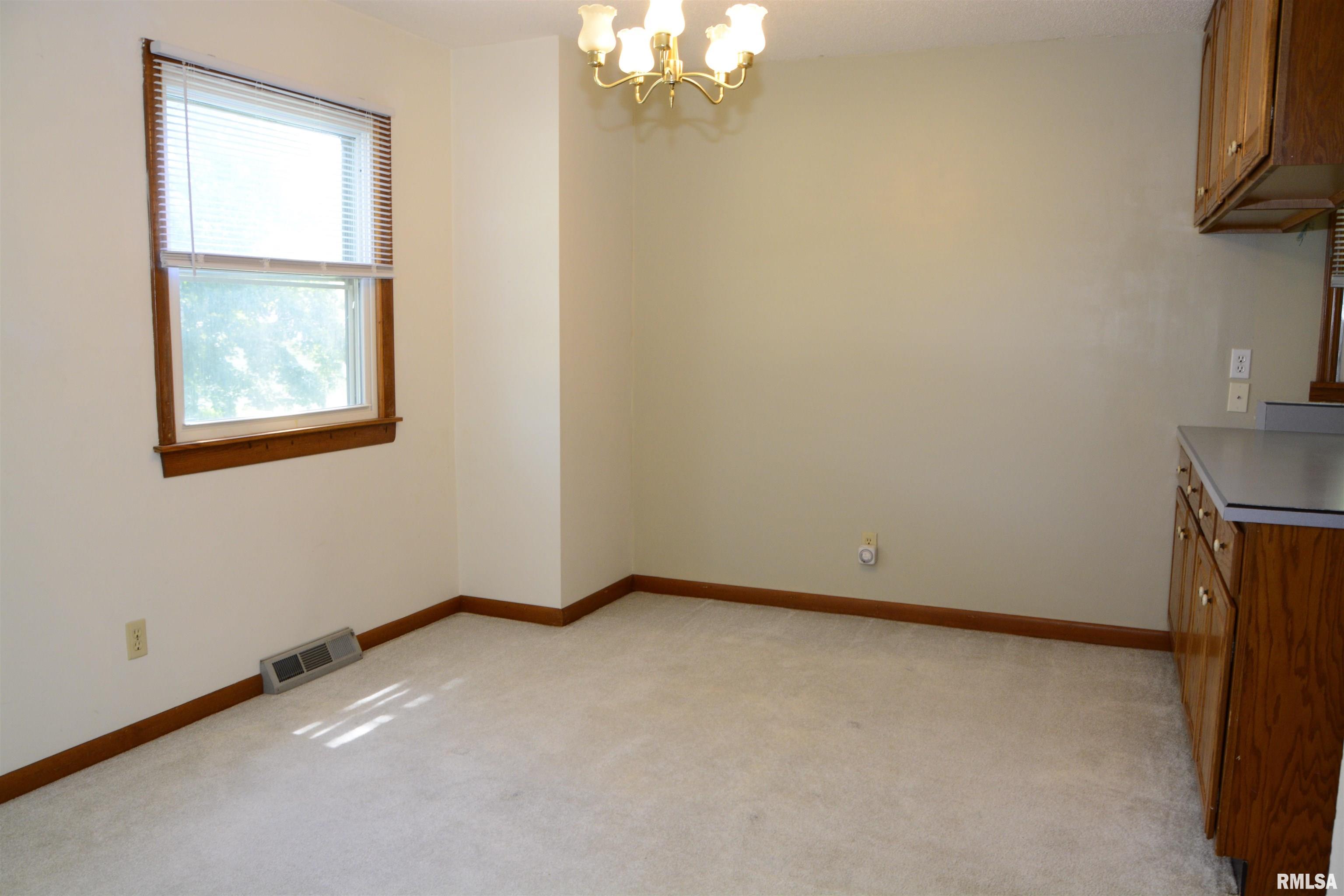 807 Meadow Drive Macomb, IL 61455 - Photo 7 of 24