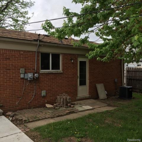 15309 Common Road Roseville, MI 48066 - Photo 14 of 16 IMG9502941.jpg