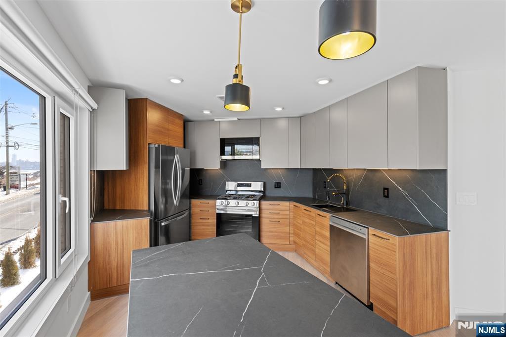 7 Sterling Place, Unit 1 Edgewater, NJ 07020 - Photo 16 of 33