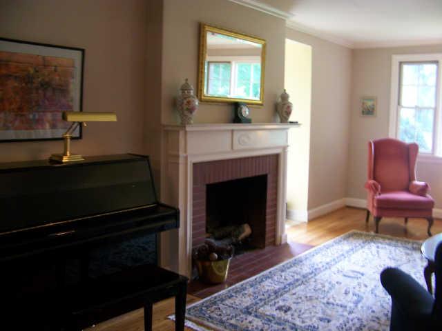 157 Cheek Road Nashville, TN 37205 - Photo 5 of 10 Confortable home with fireplace