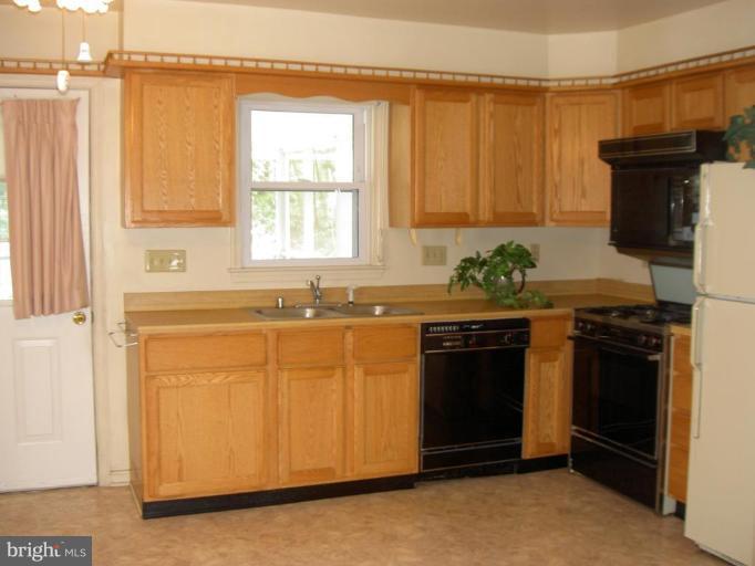 3407 Cornwall Road Dundalk, MD 21222 - Photo 12 of 15 Kitchen