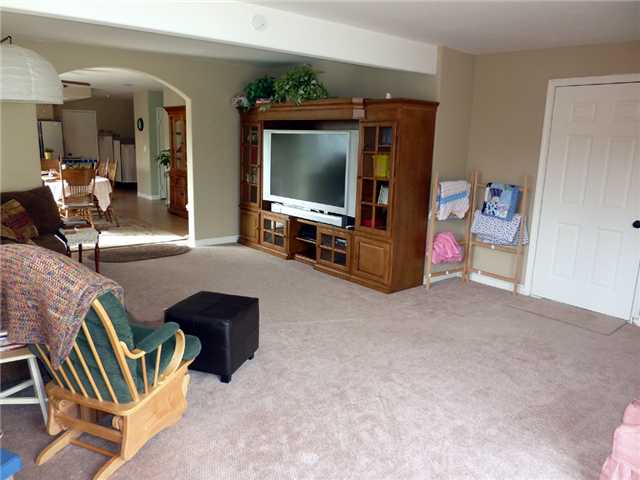 840 Fulton Road San Marcos, CA 92069 - Photo 4 of 14 Huge family room fits any size TV!