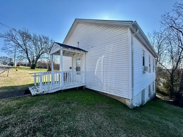 a view of a house with a backyard
