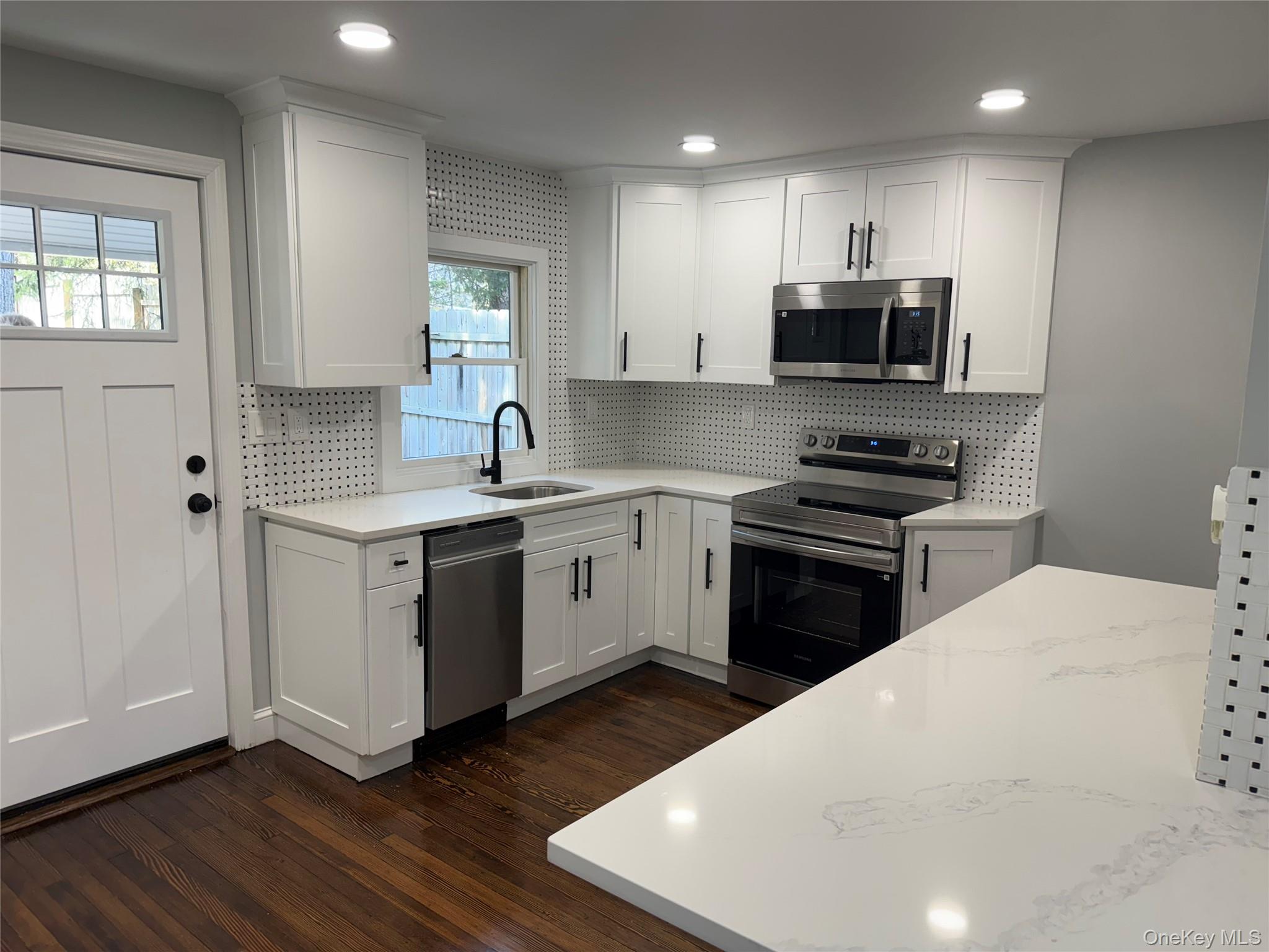 2288 River Road Calverton, NY 11933 - Photo 15 of 36