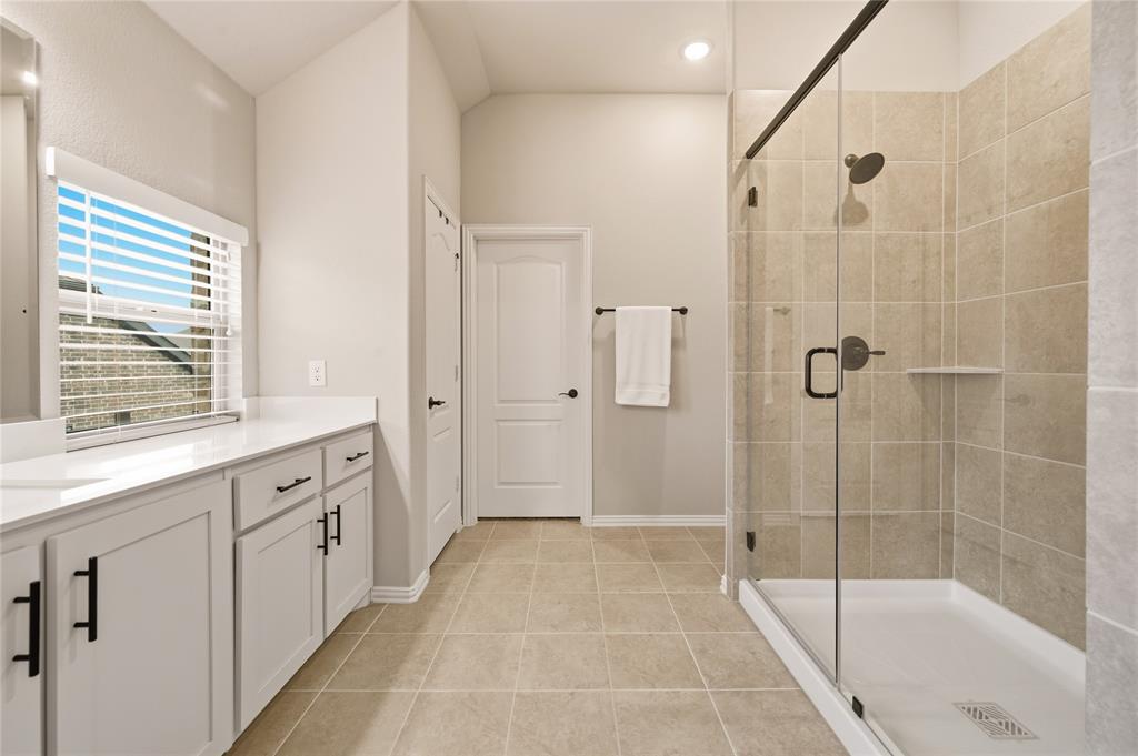 2104 Vista Ridge Road Melissa, TX 75454 - Photo 28 of 40 Upstairs Primary Bath