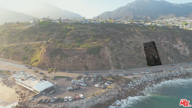 a view of a sky from a yard