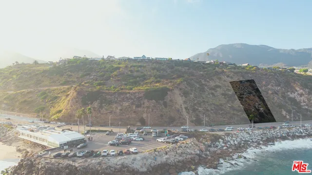 a view of a backyard with mountain