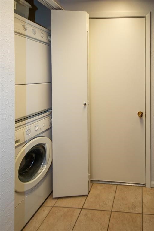 2425 Holly Hall Street, Unit 31 Houston, TX 77054 - Photo 5 of 9 a utility room with dryer and washer