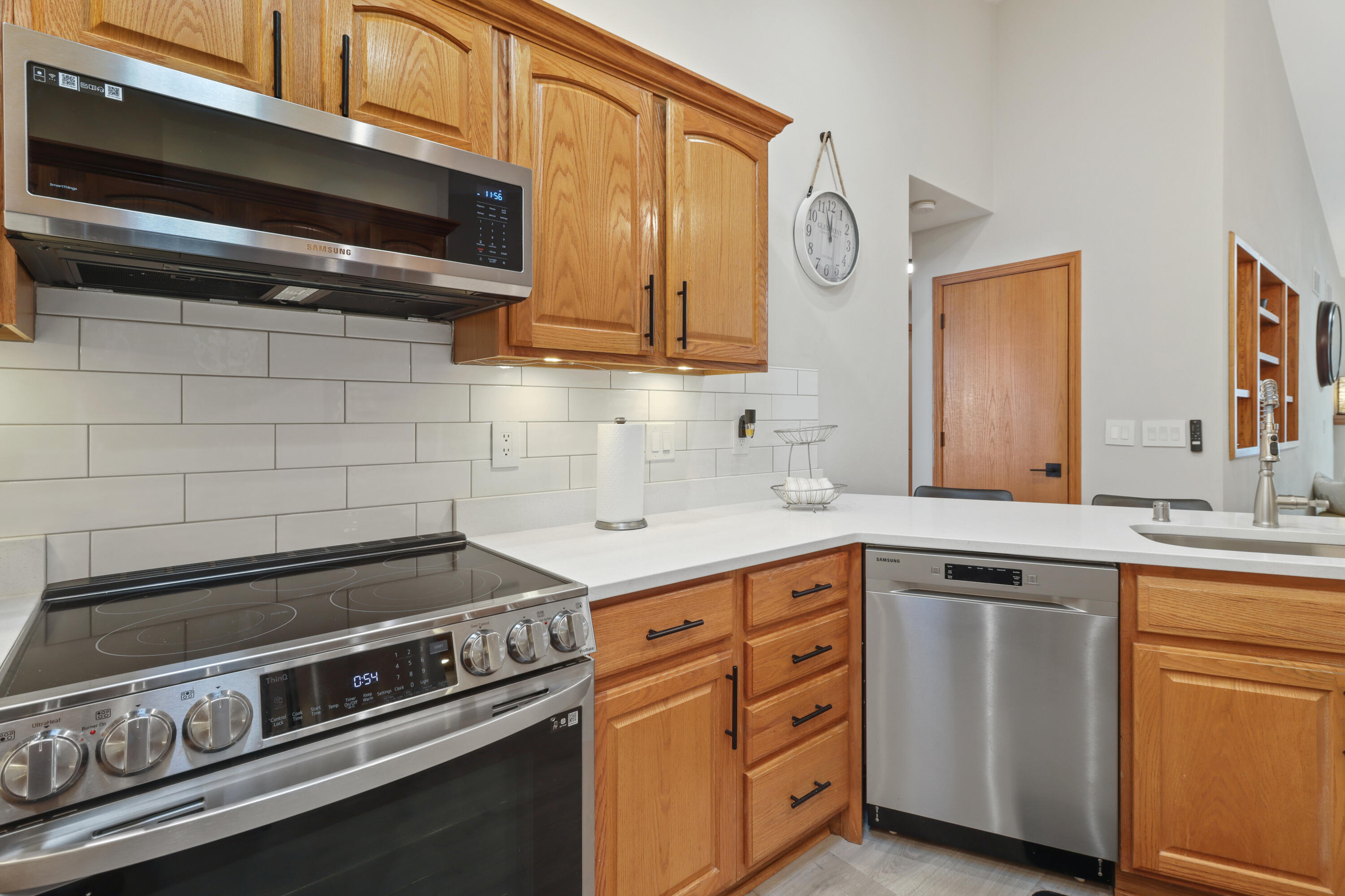 635 Cardinal Way Sun Prairie, WI 53590 - Photo 8 of 32 Kitchen