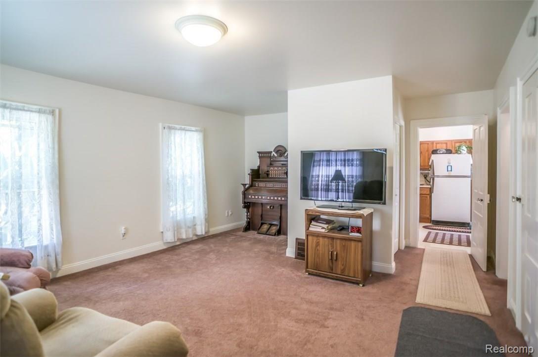 1219 Faussett Road Howell, MI 48855 - Photo 9 of 20 Living room