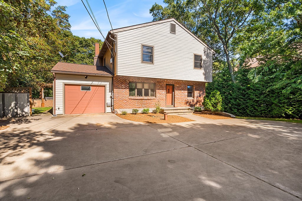 28 Crandall Road Tiverton, RI 02878 - Photo 4 of 32 Gallery Image 4