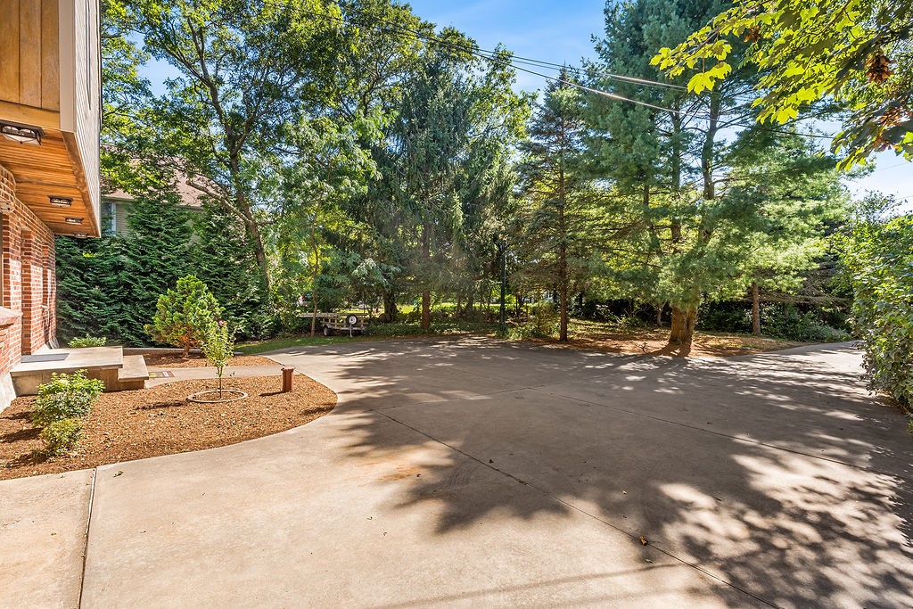 28 Crandall Road Tiverton, RI 02878 - Photo 5 of 32 Gallery Image 5