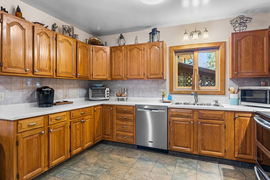 28 Crandall Road Tiverton, RI 02878 - Photo 8 of 32 Gallery Image 8