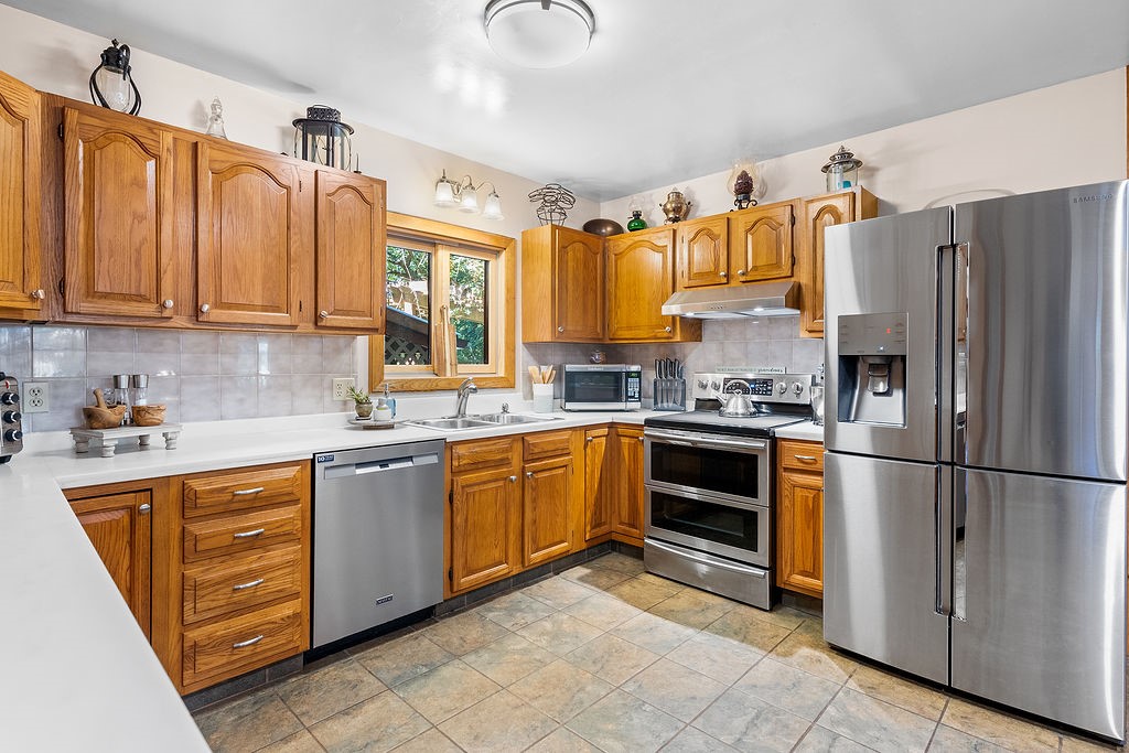 28 Crandall Road Tiverton, RI 02878 - Photo 9 of 32 Gallery Image 9