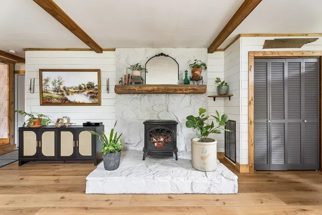 a front view of house with yard and garage