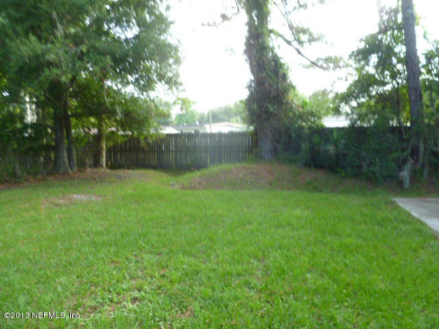 1722 Cortez Road Jacksonville, FL 32246 - Photo 3 of 10 a backyard of a house with lots of green space