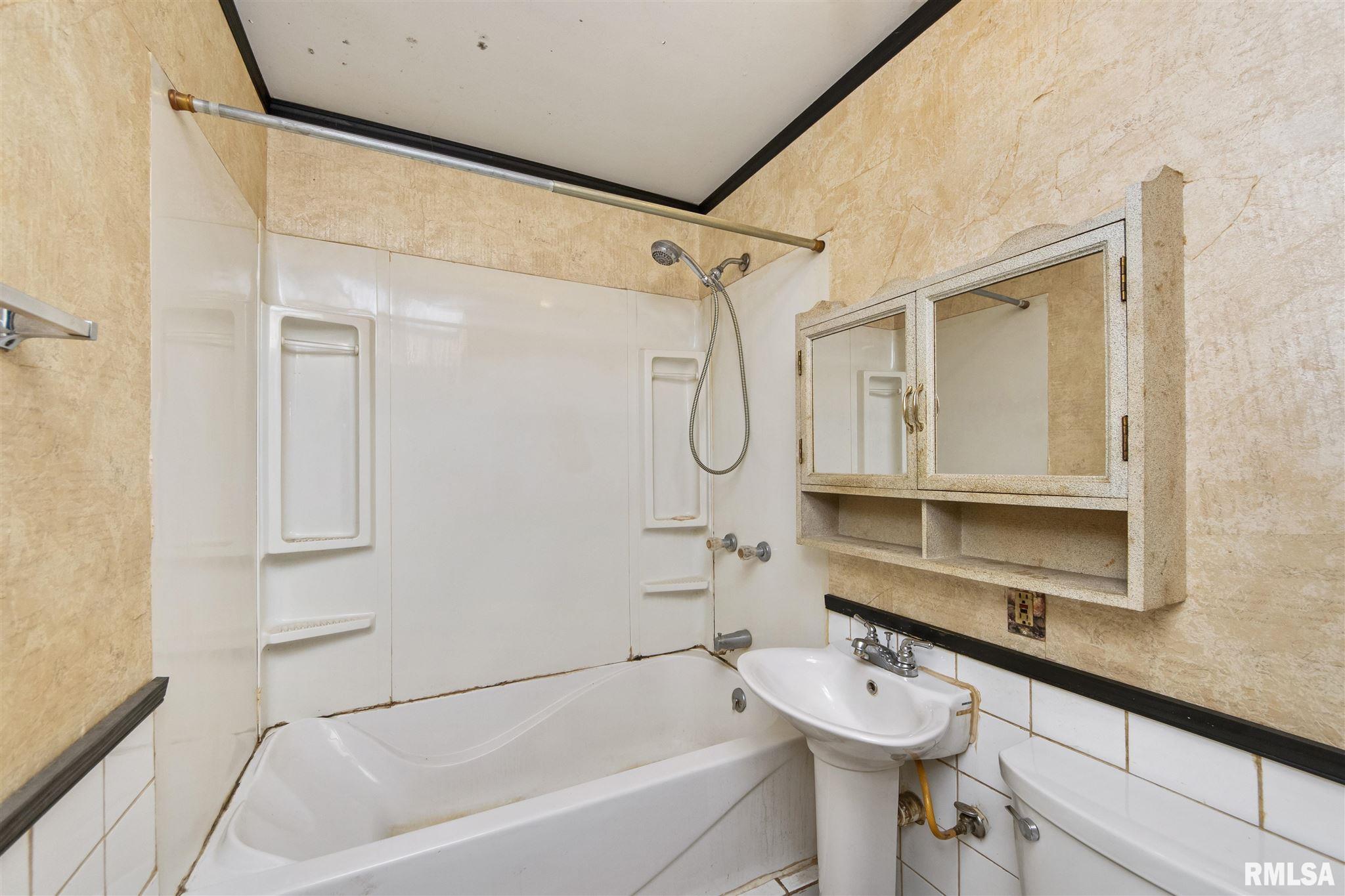 2377 Washington Road Washington, IL 61571 - Photo 20 of 28 Gallery Image 20