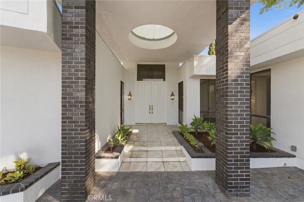 3329 Dona Rosa Drive Studio City, CA 91604 - Photo 4 of 24