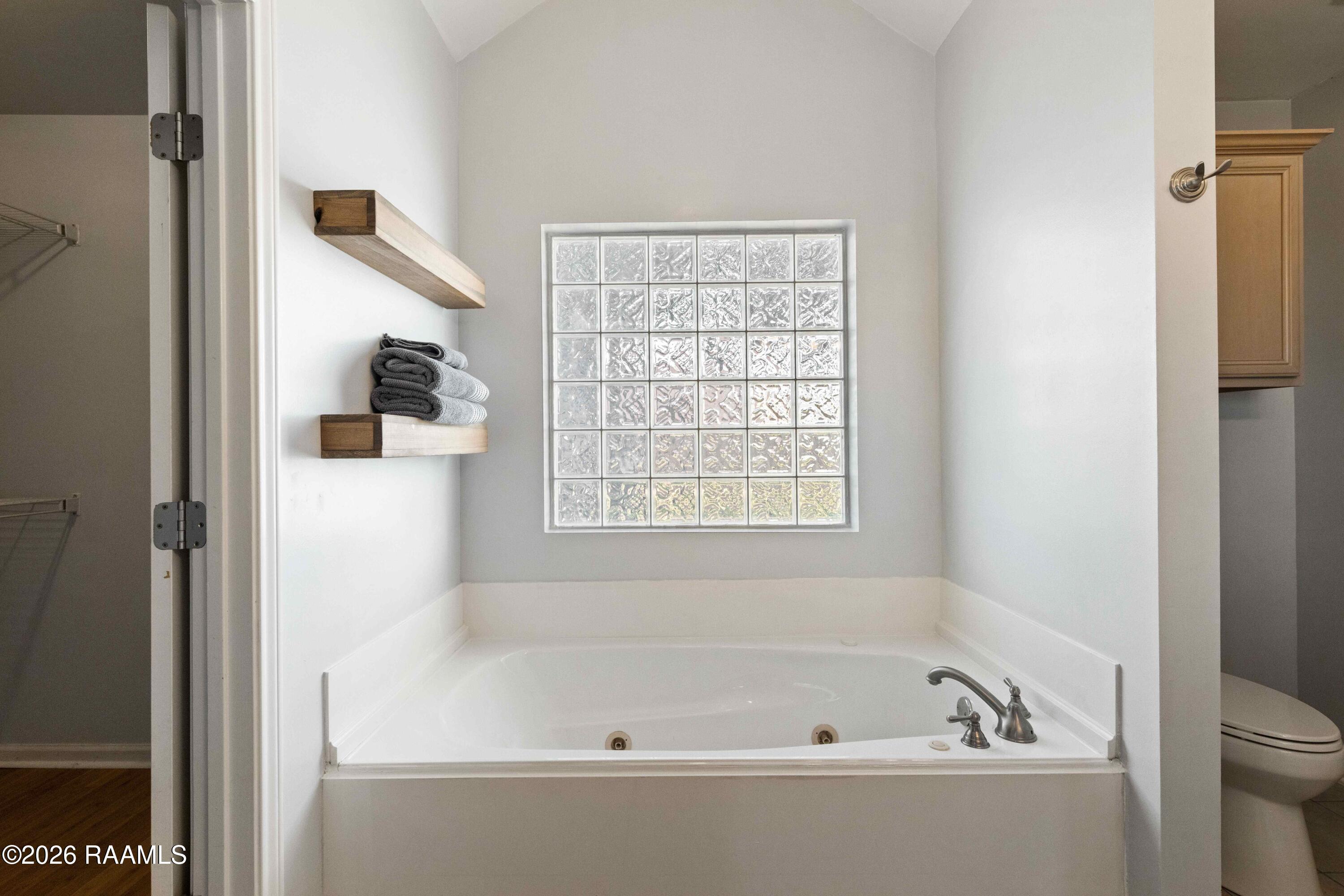 102 Pear Tree Circle Broussard, LA 70518 - Photo 5 of 10 Jacuzzi Tub