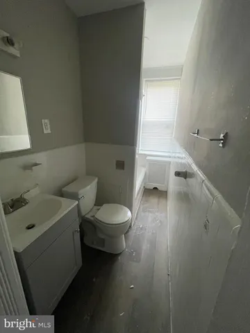 a view of a livingroom with window