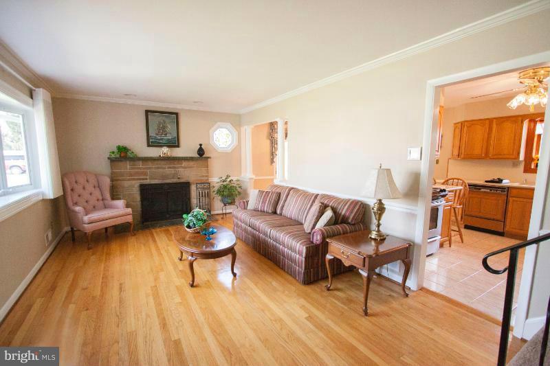701 Grantwood Road Baltimore, MD 21220 - Photo 4 of 30 Living Room