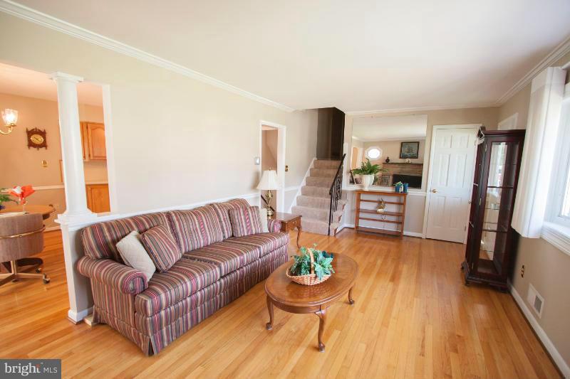 701 Grantwood Road Baltimore, MD 21220 - Photo 5 of 30 Living Room