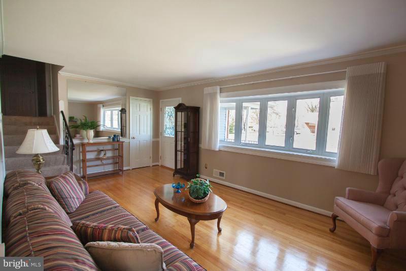 701 Grantwood Road Baltimore, MD 21220 - Photo 6 of 30 Living Room