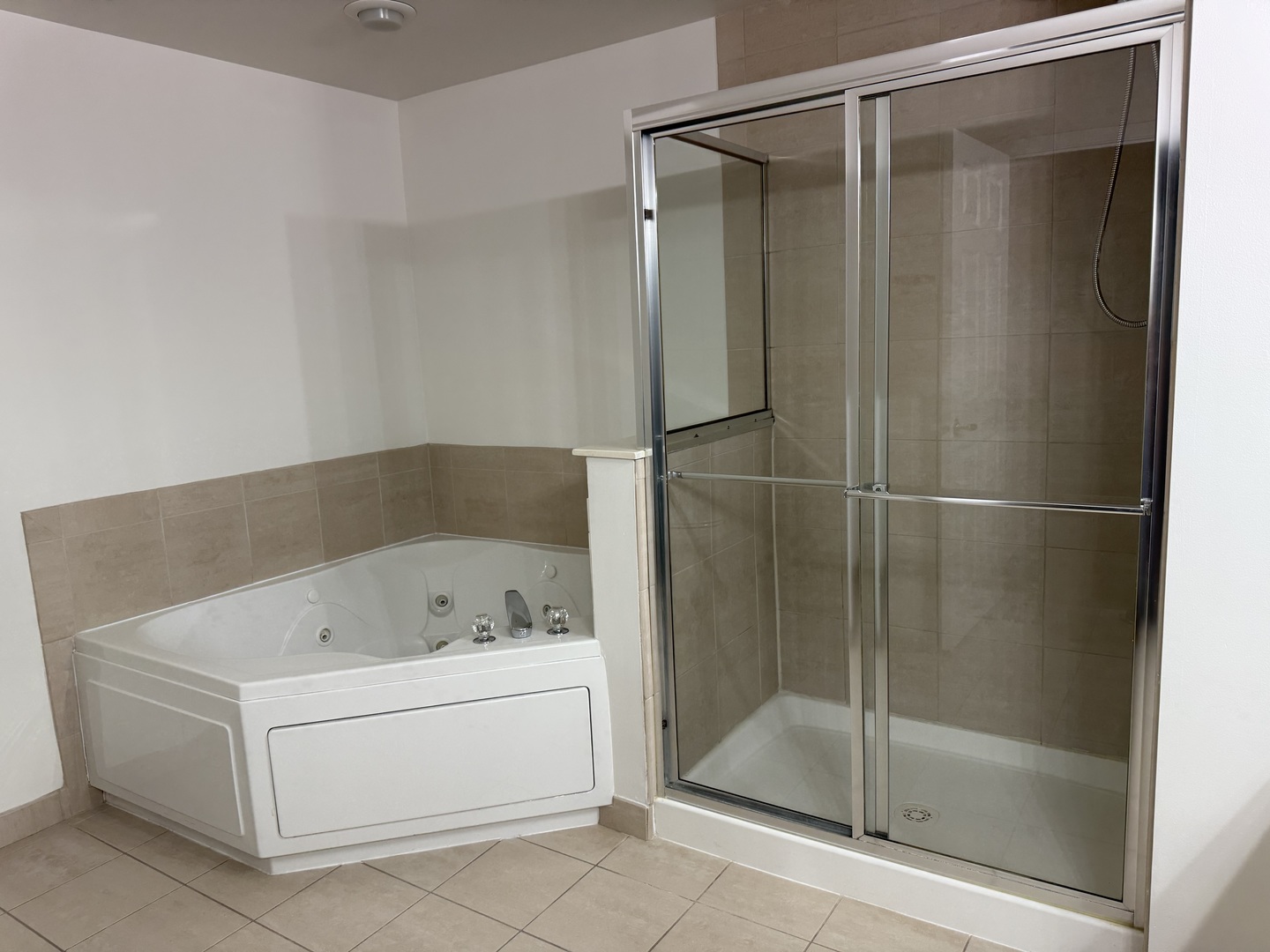 3401 North Carriageway Drive, Unit 307 Arlington Heights, IL 60004 - Photo 8 of 11 a bathroom with a tub and a shower