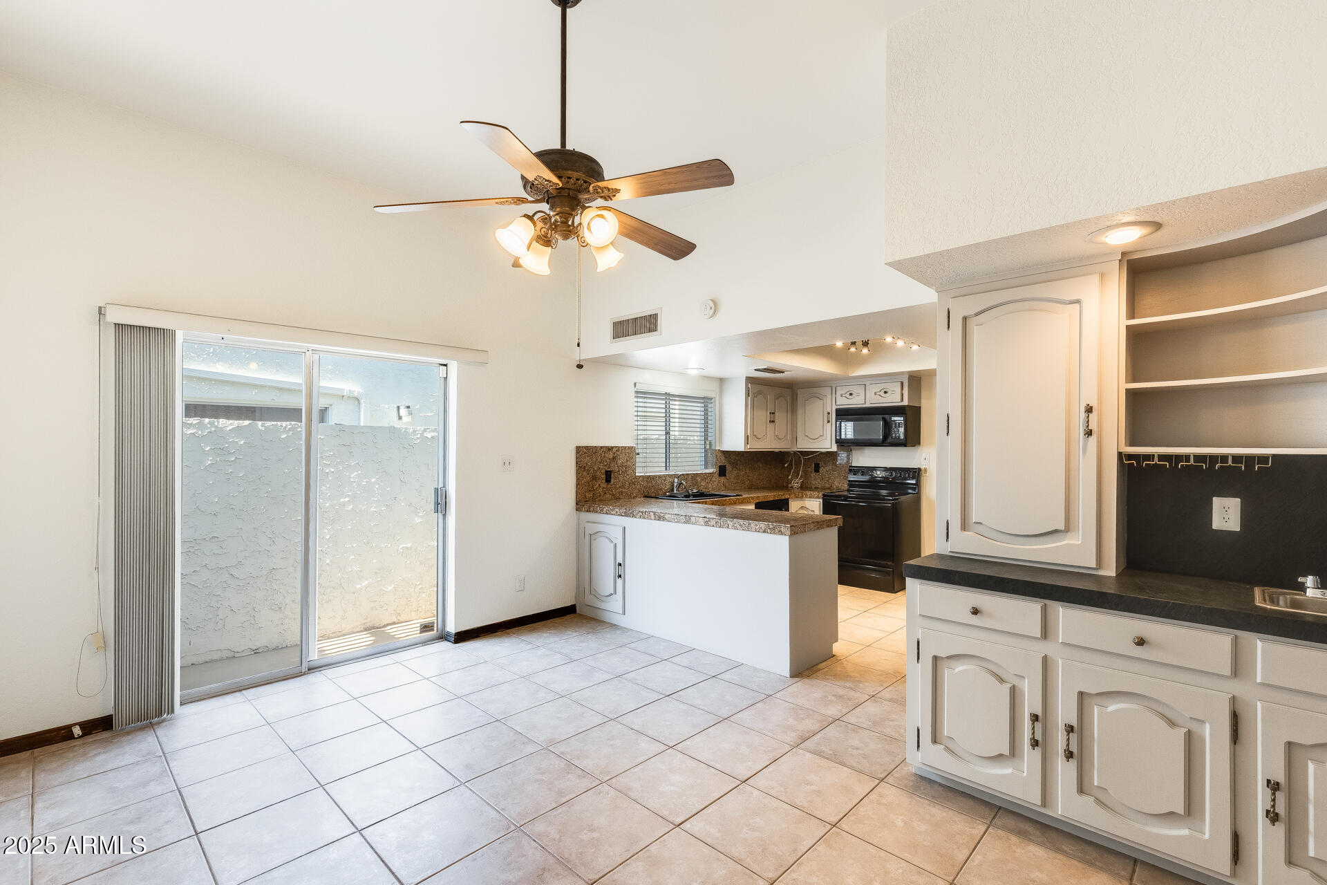 6142 North 13th Street Phoenix, AZ 85014 - Photo 6 of 24 Kitchen / Eat-in Area