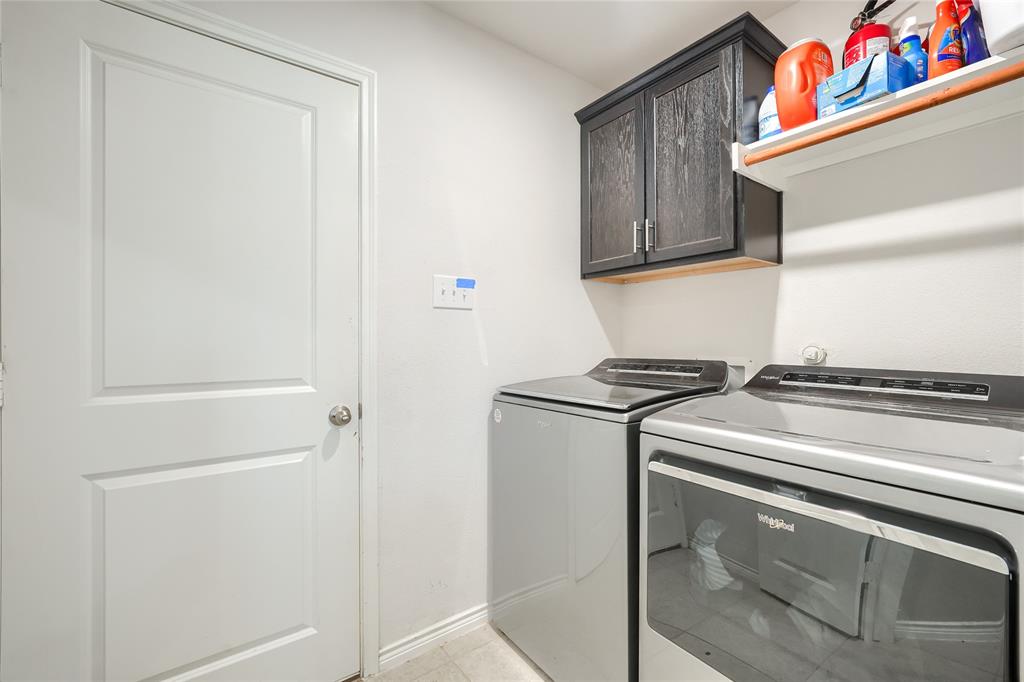 5604 Durst Lane Forney, TX 75126 - Photo 11 of 31 a utility room with dryer and washer
