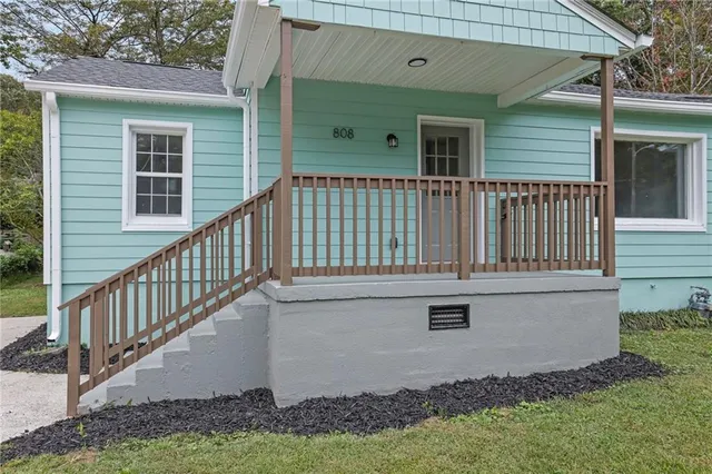 a view of a house with backyard and garden