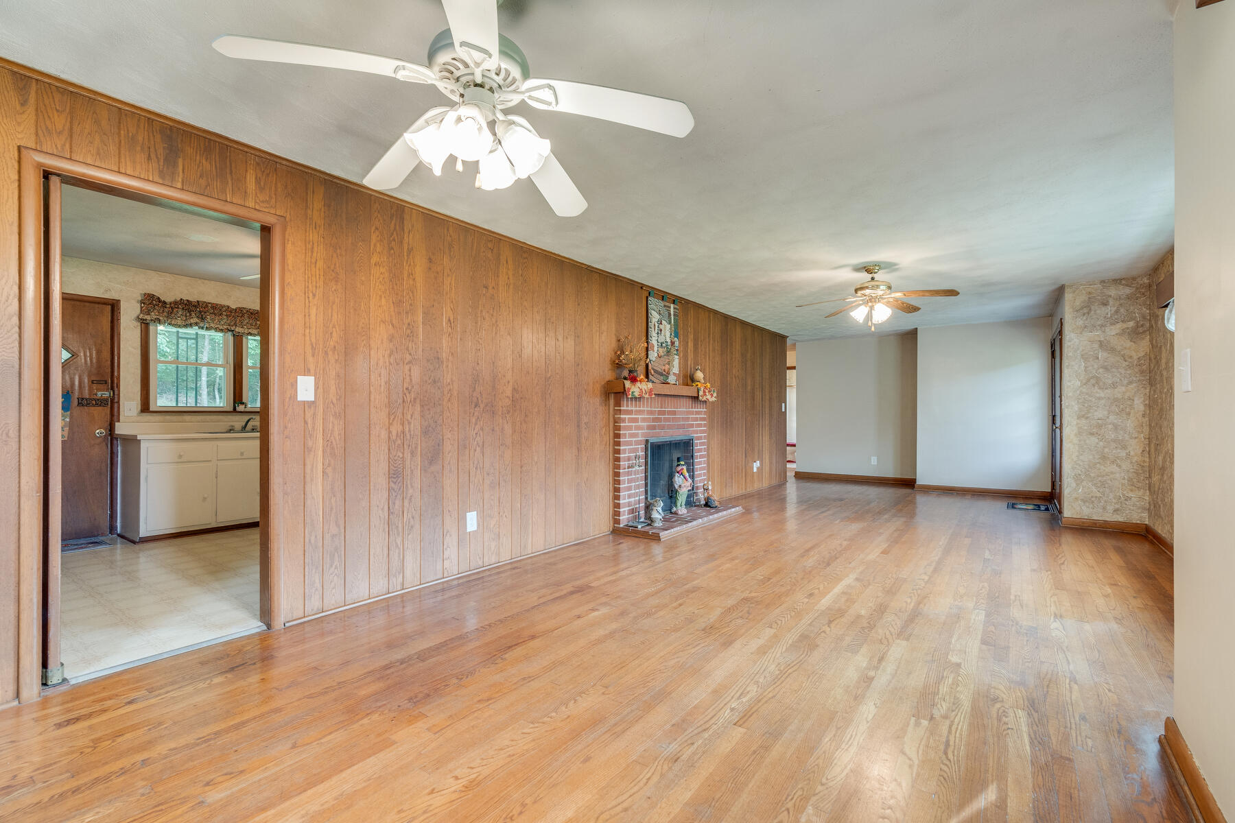 853 Island Road Bristol, VA 24201 - Photo 6 of 29 006