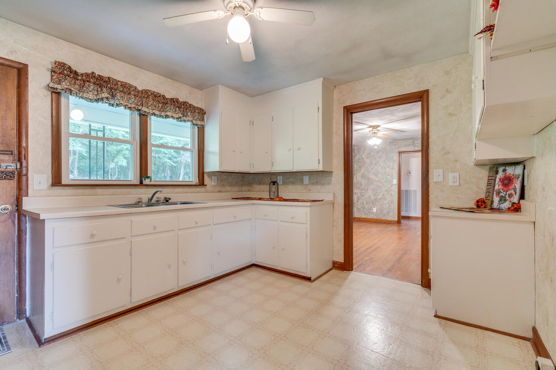 853 Island Road Bristol, VA 24201 - Photo 9 of 29 009