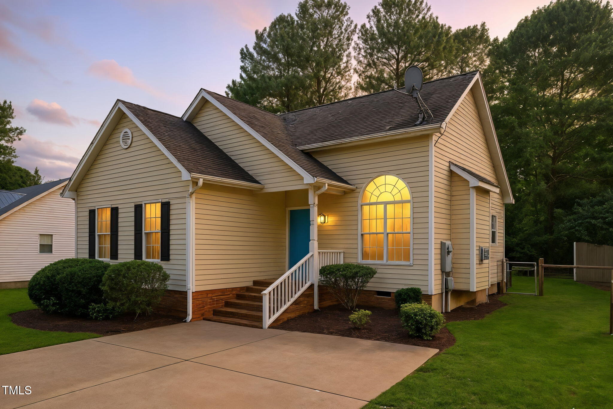a view of a house with backyard and garden