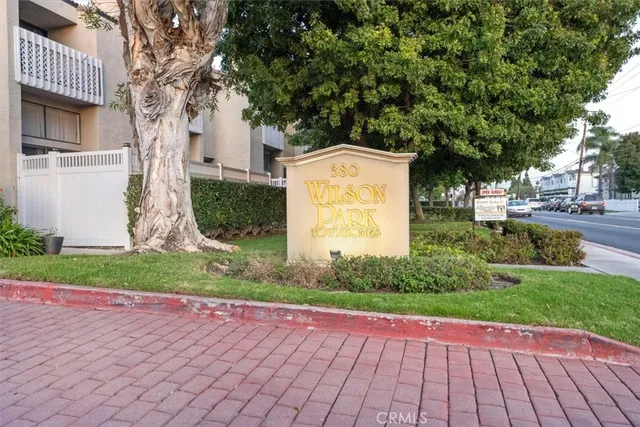 a picture of a wall with a bench