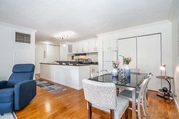 1 Gold Street, Unit 3D Hartford, CT 06103 - Photo 11 of 25 a living room with furniture and kitchen view