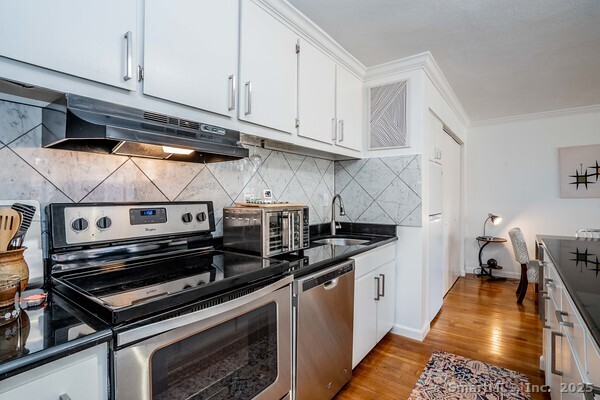 1 Gold Street, Unit 3D Hartford, CT 06103 - Photo 9 of 25 a kitchen with sink and cabinets