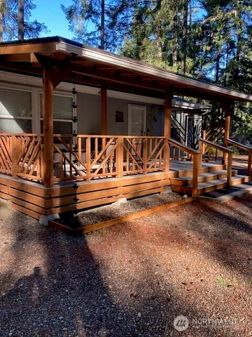 a view of entryway with a front door