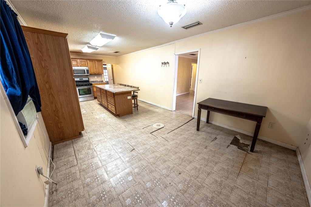 7341 Broadacres Road Shreveport, LA 71129 - Photo 11 of 23 a living room with furniture and a couch