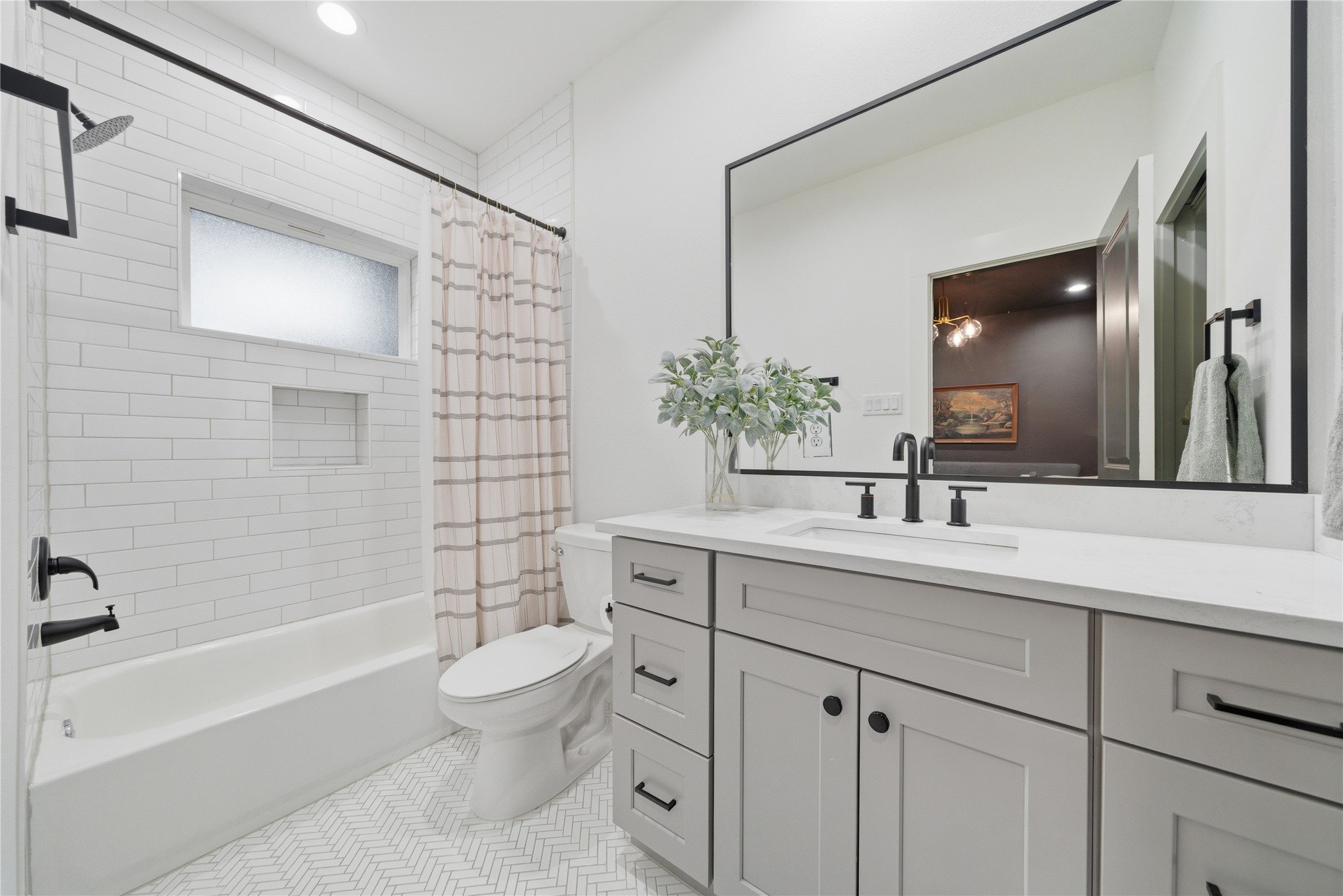 1307 East 27th Street Houston, TX 77009 - Photo 25 of 33 a bathroom with a toilet a sink a tub and mirror