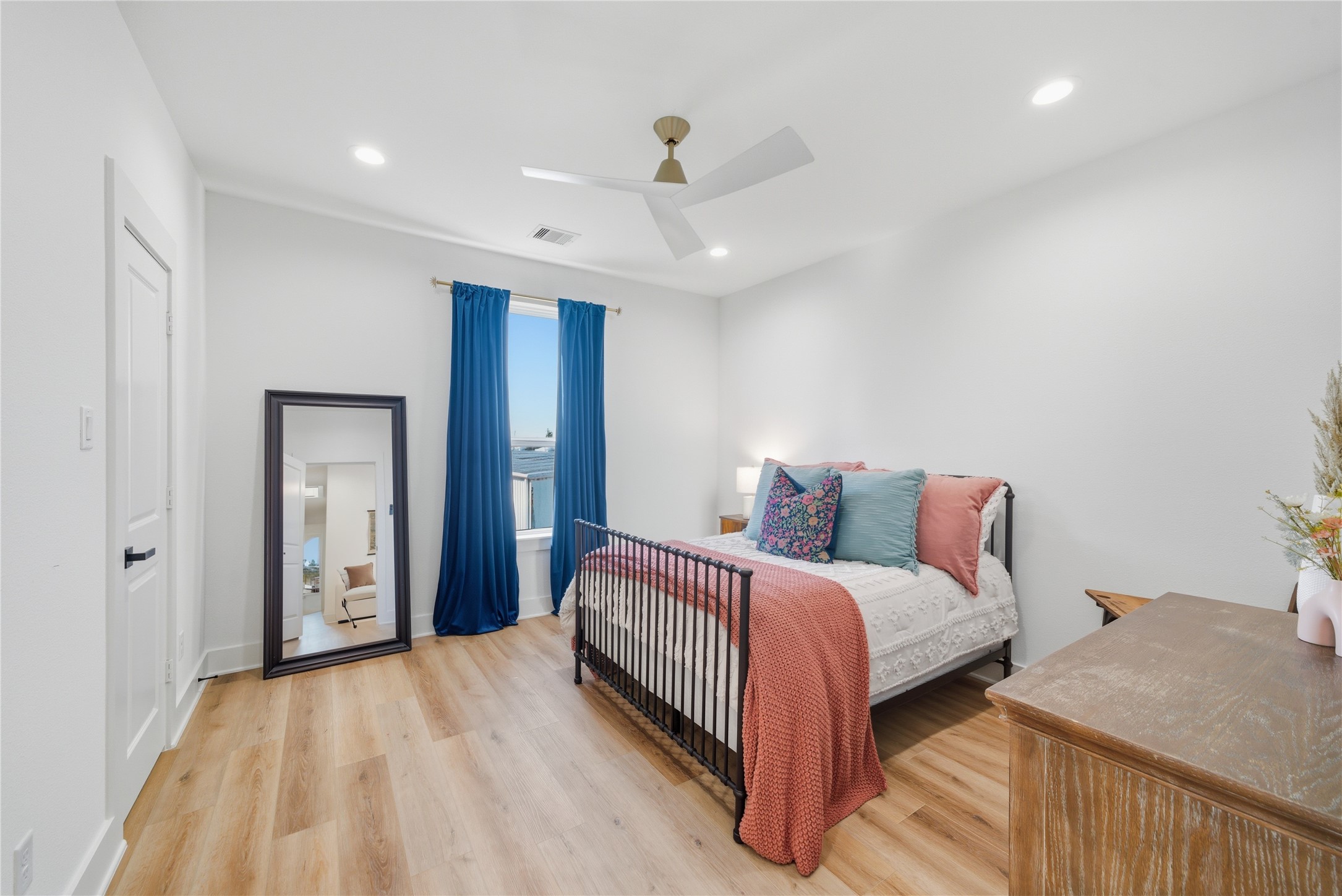 1307 East 27th Street Houston, TX 77009 - Photo 26 of 33 a bedroom with a bed and a chandelier