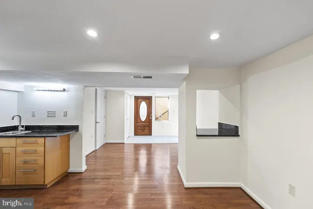 a view of a livingroom with furniture