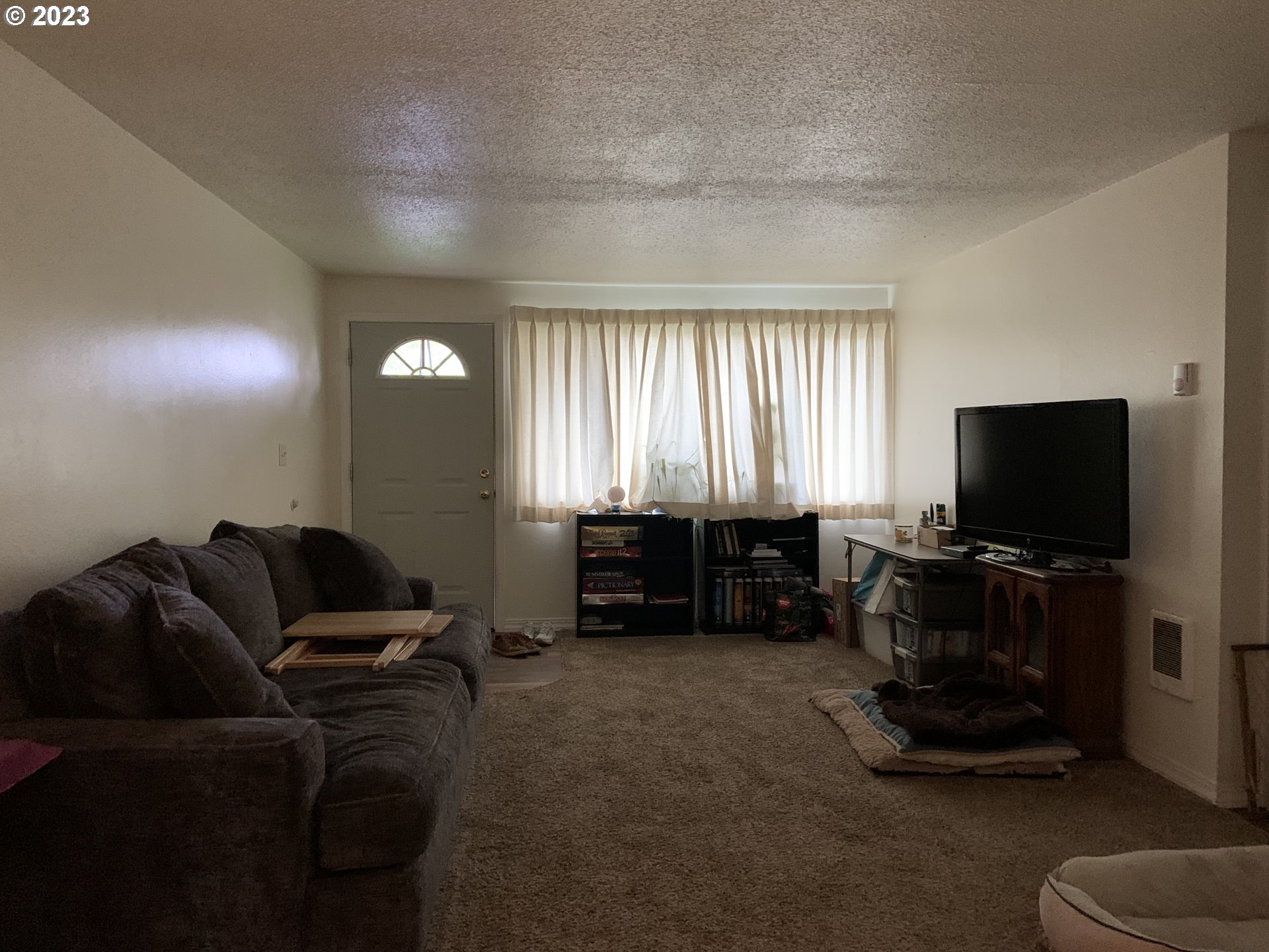 435 South 40th Street Springfield, OR 97478 - Photo 3 of 18 a living room with furniture and a flat screen tv