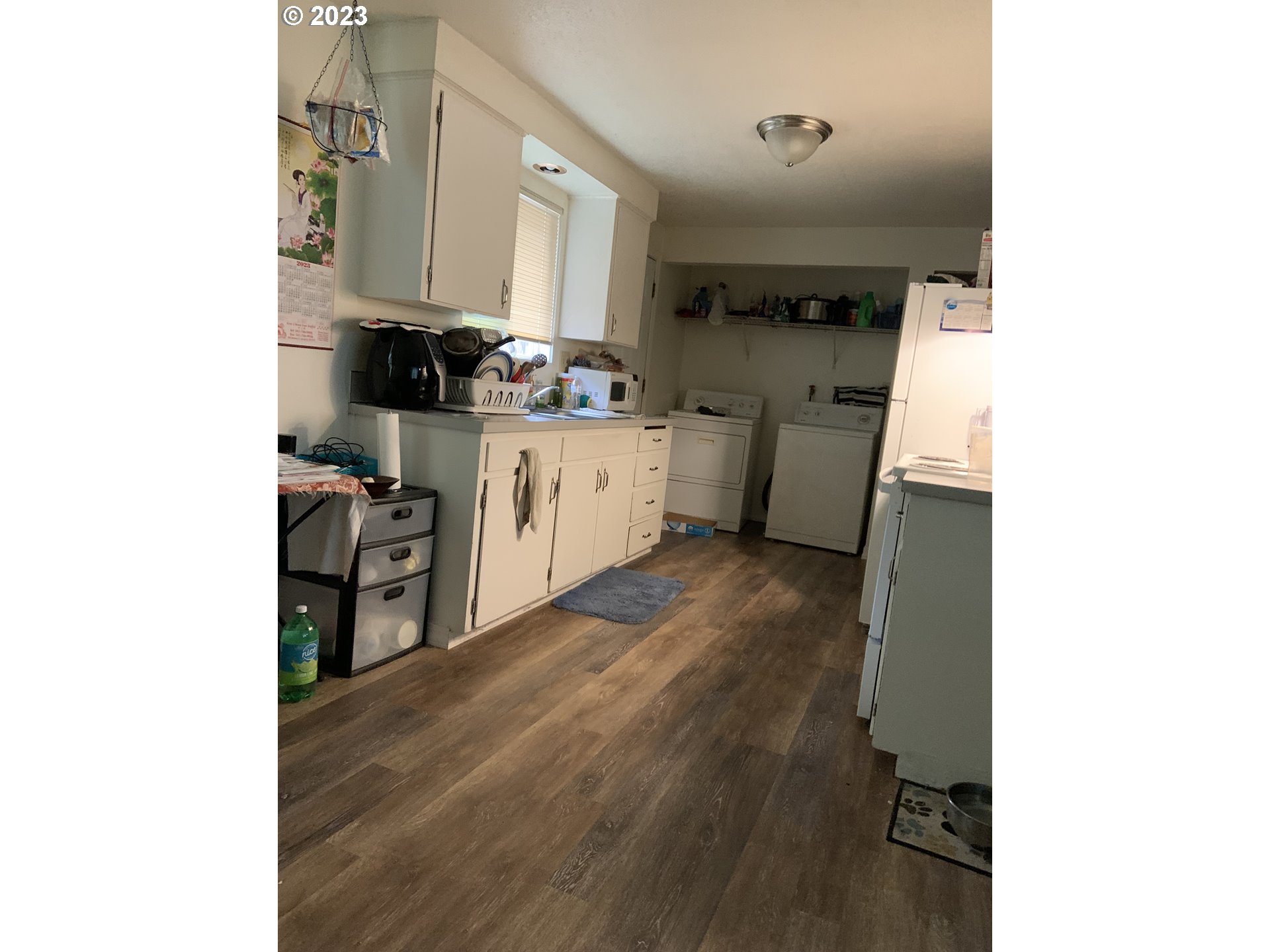 435 South 40th Street Springfield, OR 97478 - Photo 4 of 18 a kitchen with cabinets and a stove