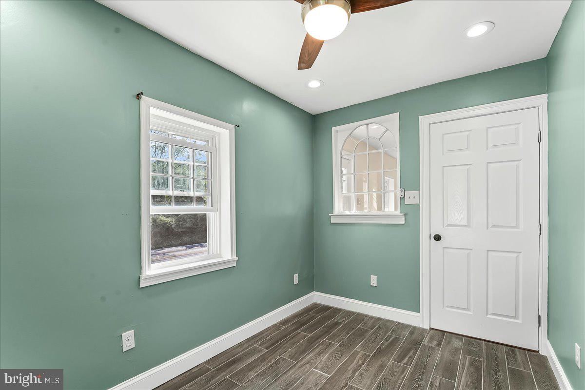 990 Chesterville Road Oxford, PA 19363 - Photo 19 of 47 an empty room with windows