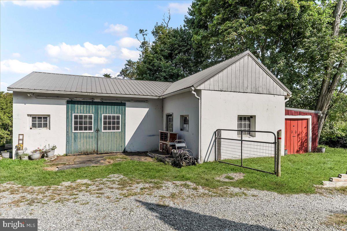 990 Chesterville Road Oxford, PA 19363 - Photo 3 of 47 a view of a house with a yard
