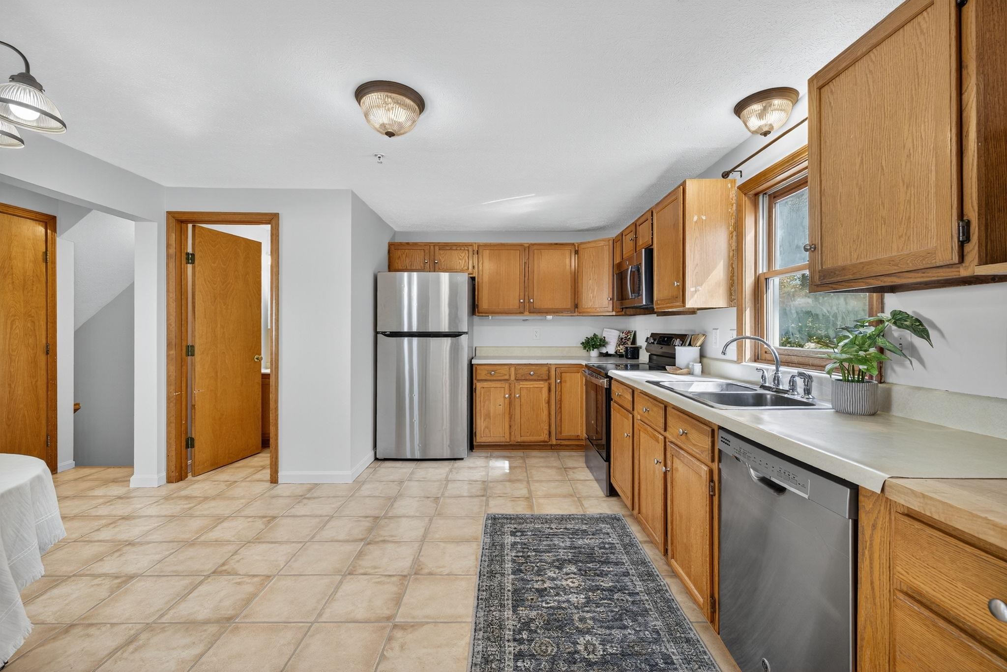 620 Hackett Hill Road Manchester, NH 03102 - Photo 6 of 35