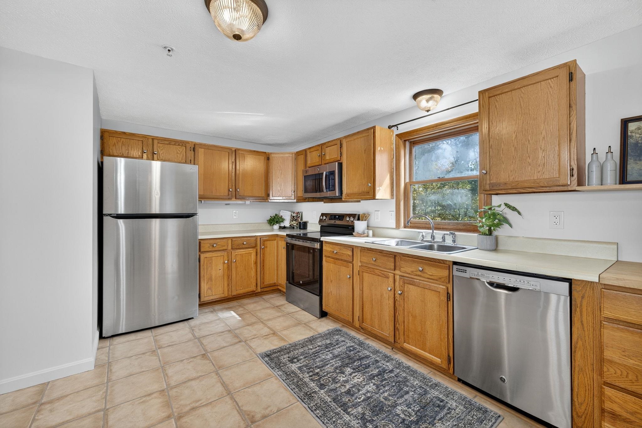 620 Hackett Hill Road Manchester, NH 03102 - Photo 7 of 35